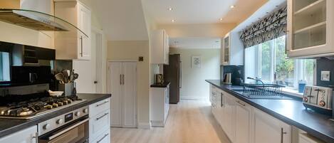 Lave-vaisselle, batterie de cuisine, vaisselle et ustensiles