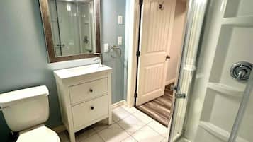 Douche, bidet, savon, papier toilette