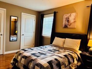 3 bedrooms, free WiFi, bed sheets - 3BR Family-Friendly Westbrook Oak | 2 Living Room | Lower Ensuite (Fredericton)