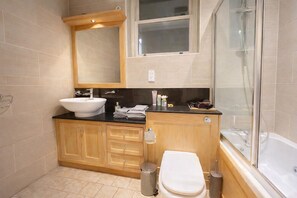Hair dryer, towels, soap, toilet paper - Central Mayfair 2-Bed Flat Near Oxford Street (London)