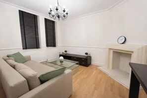 Living area - Central Mayfair 2-Bed Flat Near Oxford Street (London)