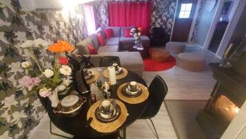 Villa, 4 chambres, balcon, vue jardin | Salle Ă manger