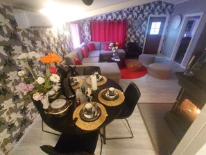 Villa, 4 Bedrooms, Balcony, Garden View | Dining room