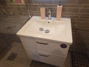 Huvila, 4 makuuhuonetta, parveke, näköala puutarhaan