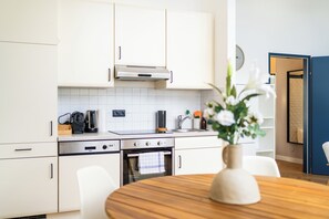 Appartement, 1 queensize bed met slaapbank, keuken, uitzicht op de stad | Privékeuken