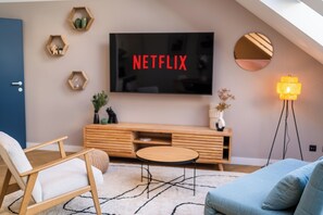 อพาร์ทเมนท์, เตียงควีนไซส์ 1 เตียง และโซฟาเบด, ห้องครัว, วิวเมือง | บริเวณนั่งเล่น