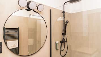 Apartment, 1 Queen Bed with Sofa bed, Kitchen, City View | Bathroom | Towels, soap, shampoo, toilet paper