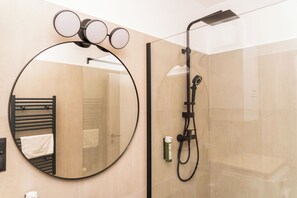Apartamento, 1 cama de matrimonio con sofá cama, cocina, vistas a la ciudad | Baño | Toallas, jabón, champú y papel higiénico