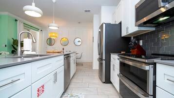 Basic-villa | Privat køkken | Højstol, spisebord