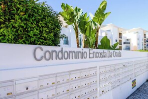 Property grounds - Apartment with terrace, sea and marina view, 2 swimming pools, tennis court (Albufeira)