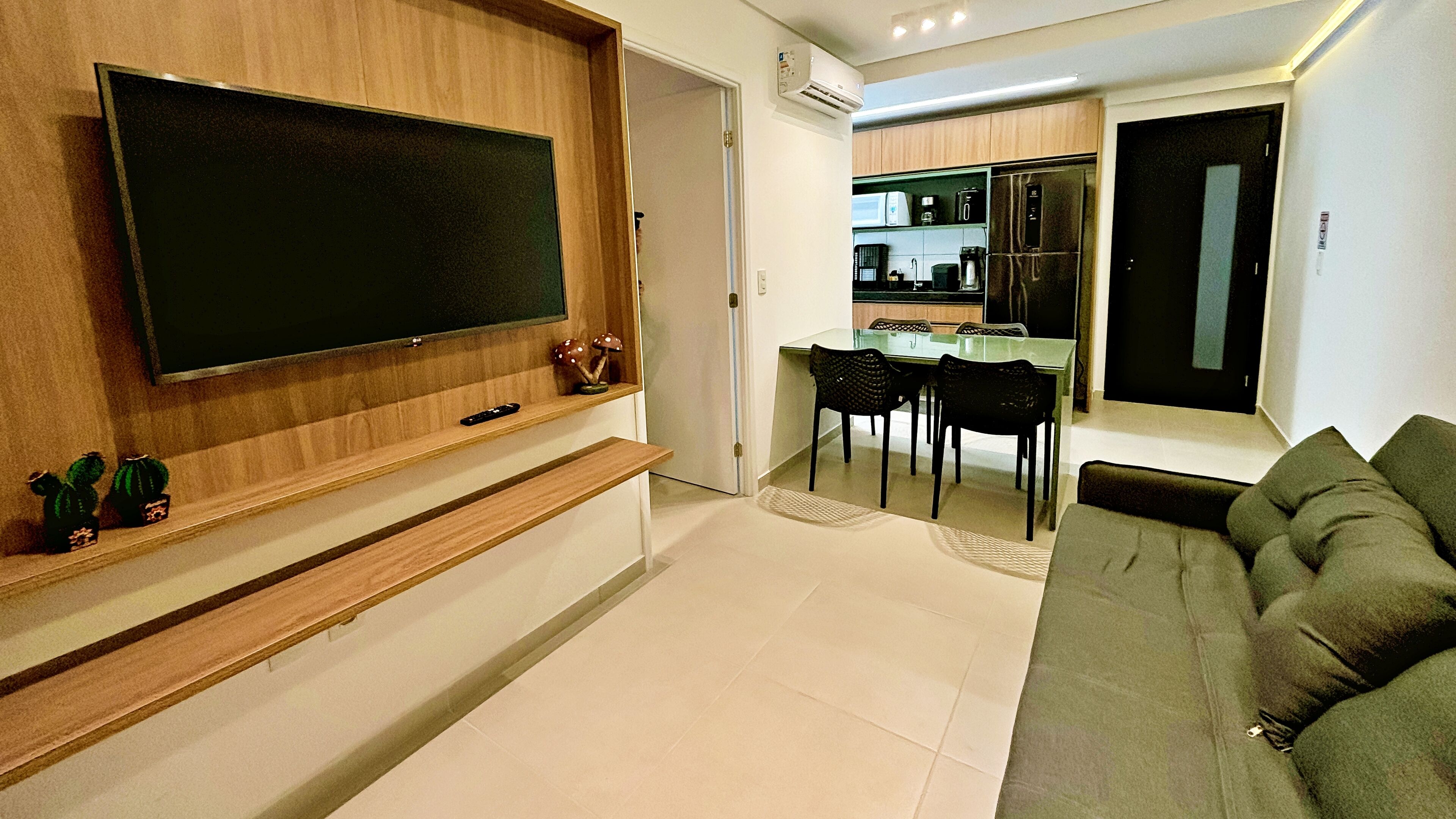 아파트 | 거실 공간 | 디지털 채널 시청이 가능한 42인치 스마트 TV