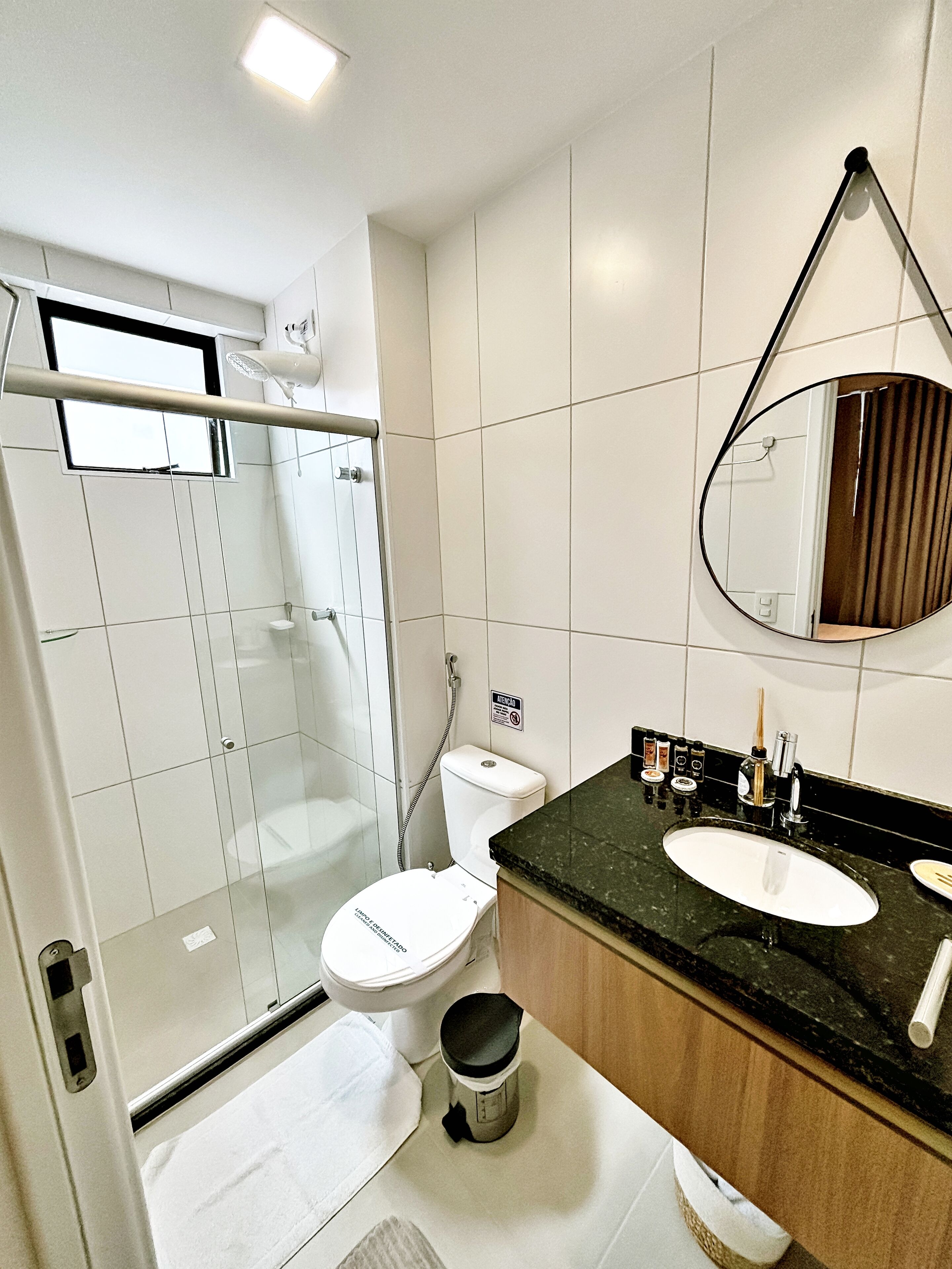 Căn hộ | Phòng tắm | Buồng tắm vòi sen, khăn tắm, xà phòng, dầu gội 