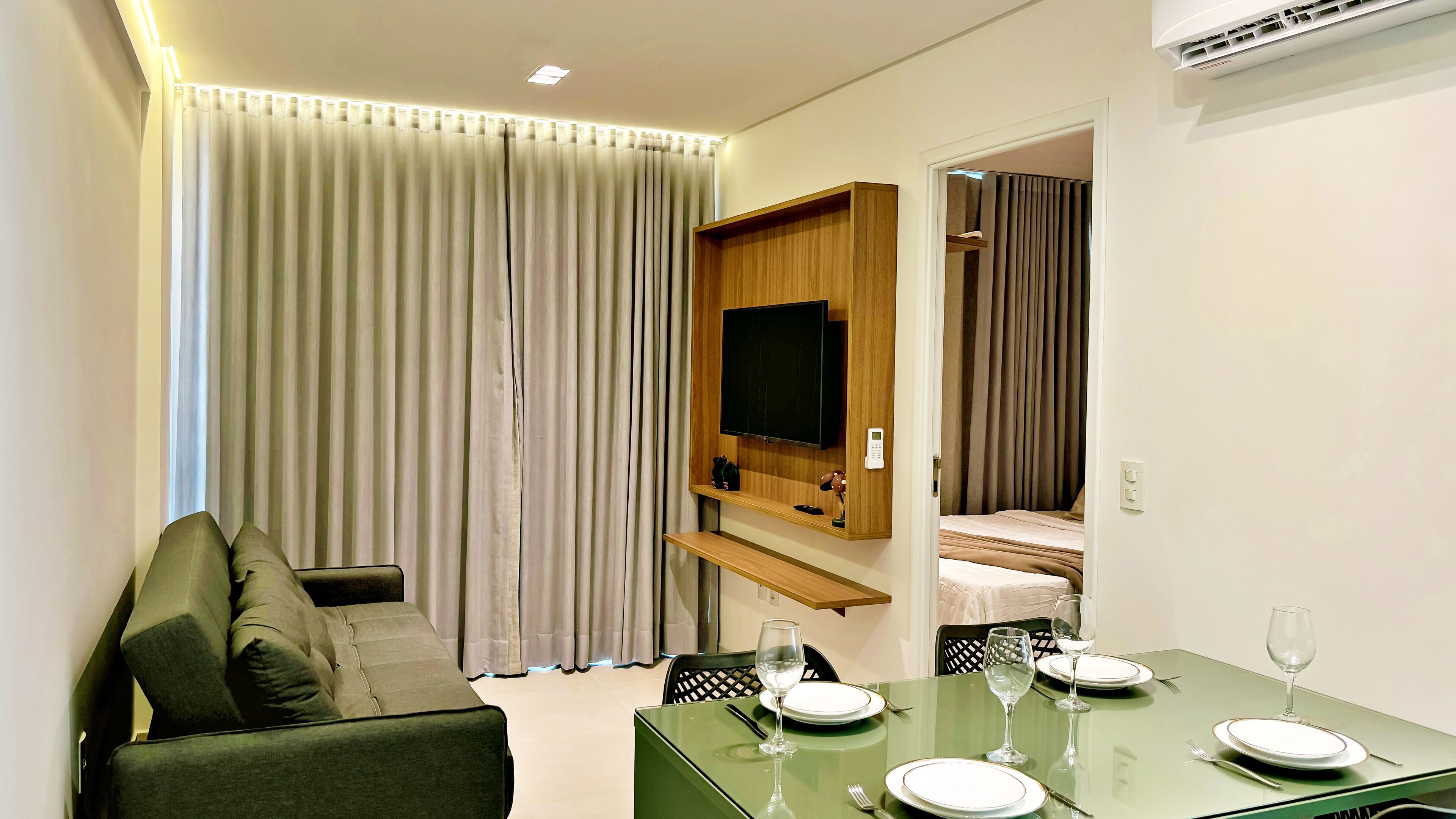 아파트 | 거실 공간 | 디지털 채널 시청이 가능한 42인치 스마트 TV