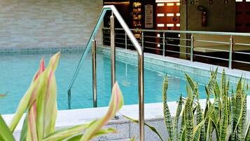 Piscine intérieure, parasols, chaises longues