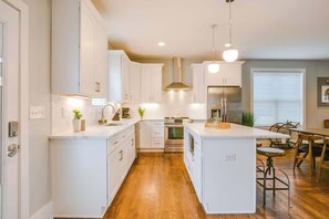 Fridge, microwave, oven, stovetop - Get Cozy! Hot Tub & Indoor Fireplace| Sleeps 12+ (Nashville)