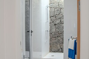 Shower, hair dryer, towels - Casa El Guanche: Sea Views, Private Pool & Wi-Fi in Playa Blanca (Playa Blanca)