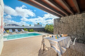 Outdoor dining - Casa El Guanche: Sea Views, Private Pool & Wi-Fi in Playa Blanca (Playa Blanca)