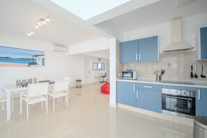 Fridge, microwave, oven, stovetop - Casa El Guanche: Sea Views, Private Pool & Wi-Fi in Playa Blanca (Playa Blanca)