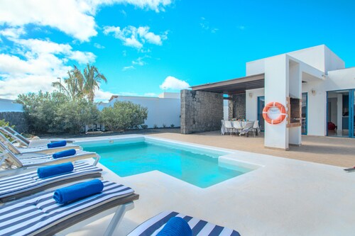 Casa El Guanche: Sea Views, Private Pool & Wi-Fi in Playa Blanca