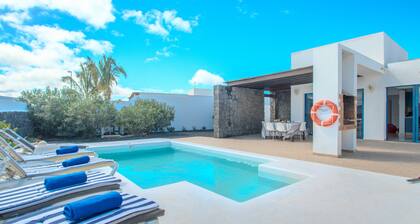 Casa El Guanche: Sea Views, Private Pool & Wi-Fi in Playa Blanca
