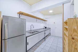 Køleskab, mikrobølgeovn, kogeplade, brødrister