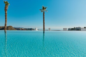 Outdoor pool - Modern beachfront apartment on Playa Paraiso - by Welcomely (La Vila Joiosa)