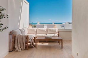 Terrace/patio - Modern beachfront apartment on Playa Paraiso - by Welcomely (La Vila Joiosa)