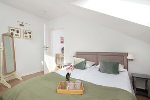 1 habitación, escritorio, tabla de planchar con plancha y cuna de viaje 