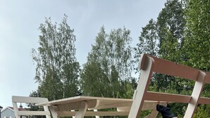 Un espacio al aire libre con arena y bancos de madera.
