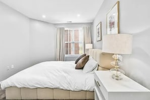 3 habitaciones, tabla de planchar con plancha, wifi y ropa de cama