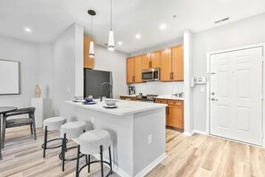 Private kitchen - Spacious 1-bedroom apartment in delightful New Brunswick with AC (New Brunswick)