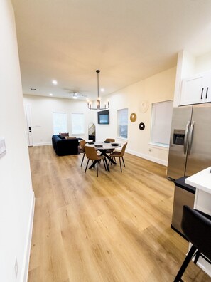 Interior - Perfect 3-bedroom townhome located near Bush Airport (houston)