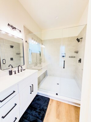 Shower, hair dryer, towels, soap - Perfect 3-bedroom townhome located near Bush Airport (houston)