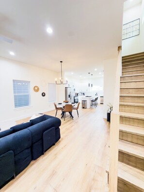 Interior - Perfect 3-bedroom townhome located near Bush Airport (houston)