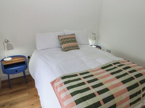 2 dormitorios, decoración individual, mobiliario individual