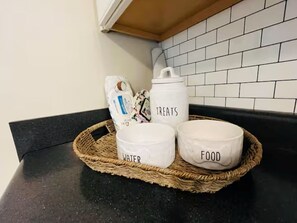 Sèche-cheveux, serviettes fournies, savon, shampoing