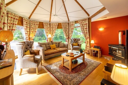 Heads Nook Hall Cottage - sleeps 4 guests  in 2 bedrooms