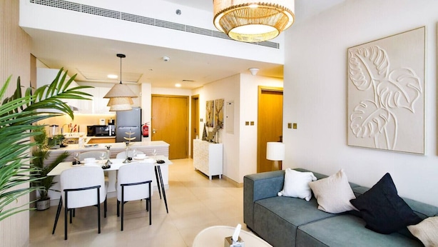 Un apartamento moderno con comedor, cocina y sala de estar.