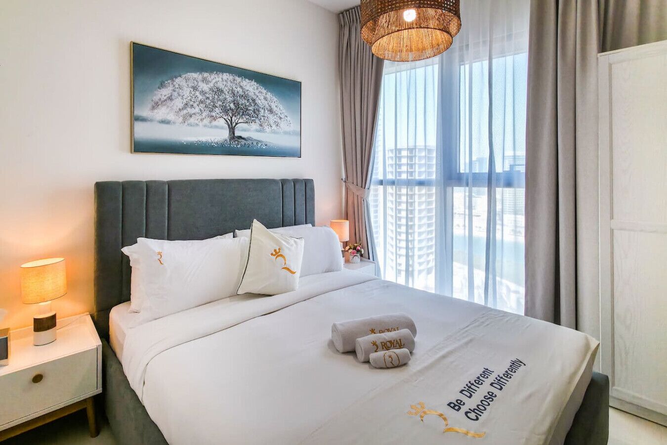 Tabla de planchar con plancha, wifi, ropa de cama