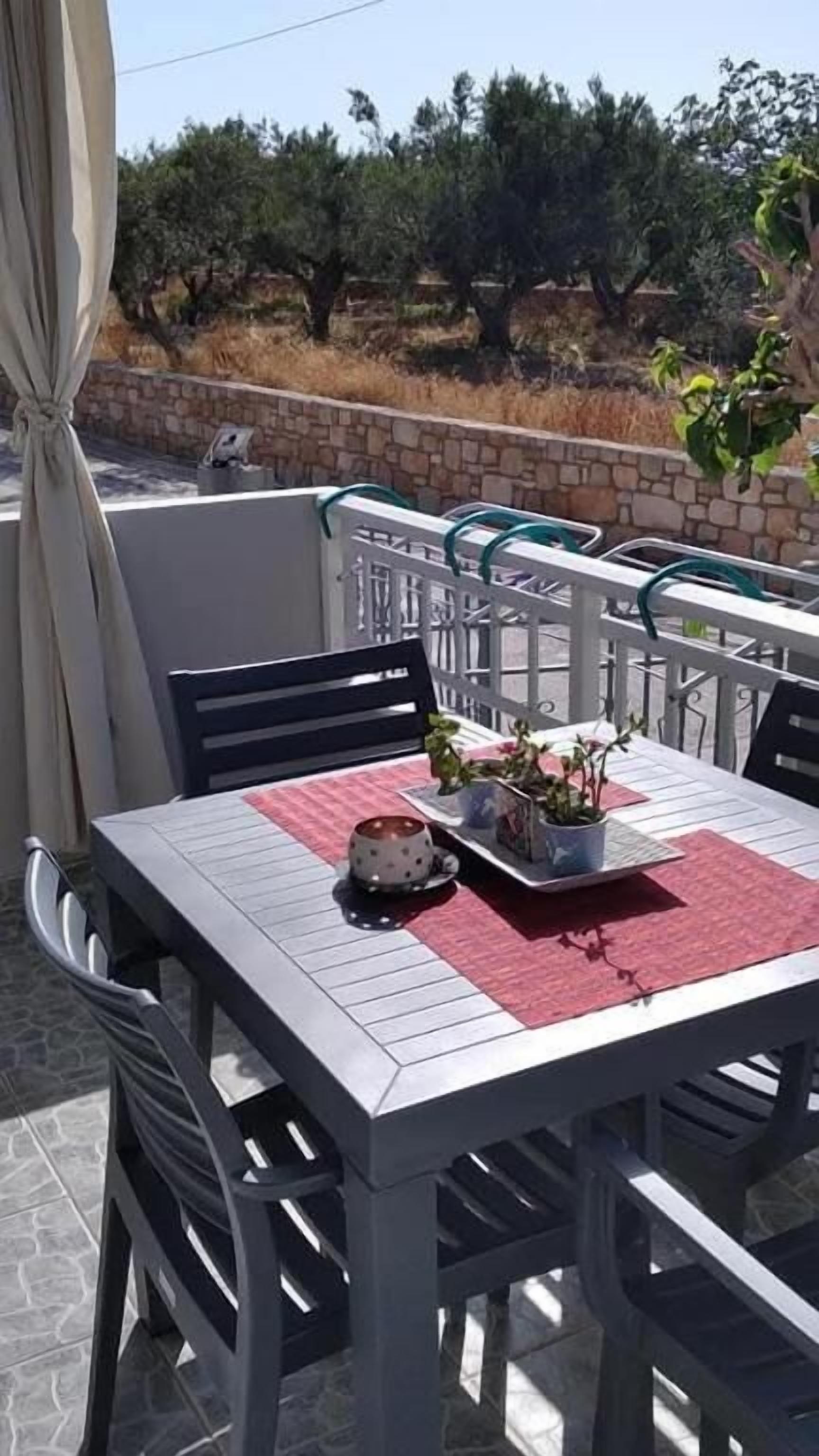 Vierpersoonskamer, balkon, uitzicht op binnenplaats