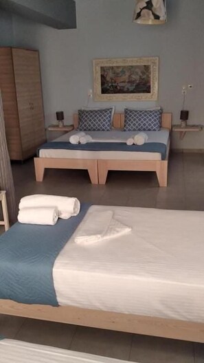 Quarto quádruplo, sacada, vista para o pátio | Wi-Fi de cortesia