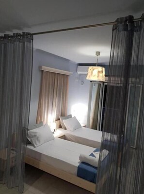 Vierpersoonskamer, balkon, uitzicht op binnenplaats