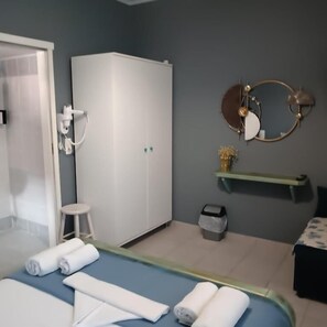 Quarto casal, sacada, vista para o pátio | Wi-Fi de cortesia