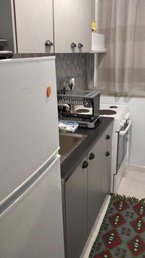 Chambre Quadruple, balcon, vue cour intérieure | Cuisine privée