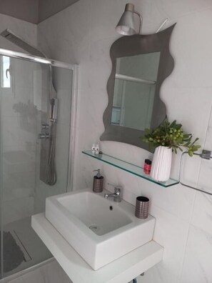 Habitación doble, vistas al patio | Baño