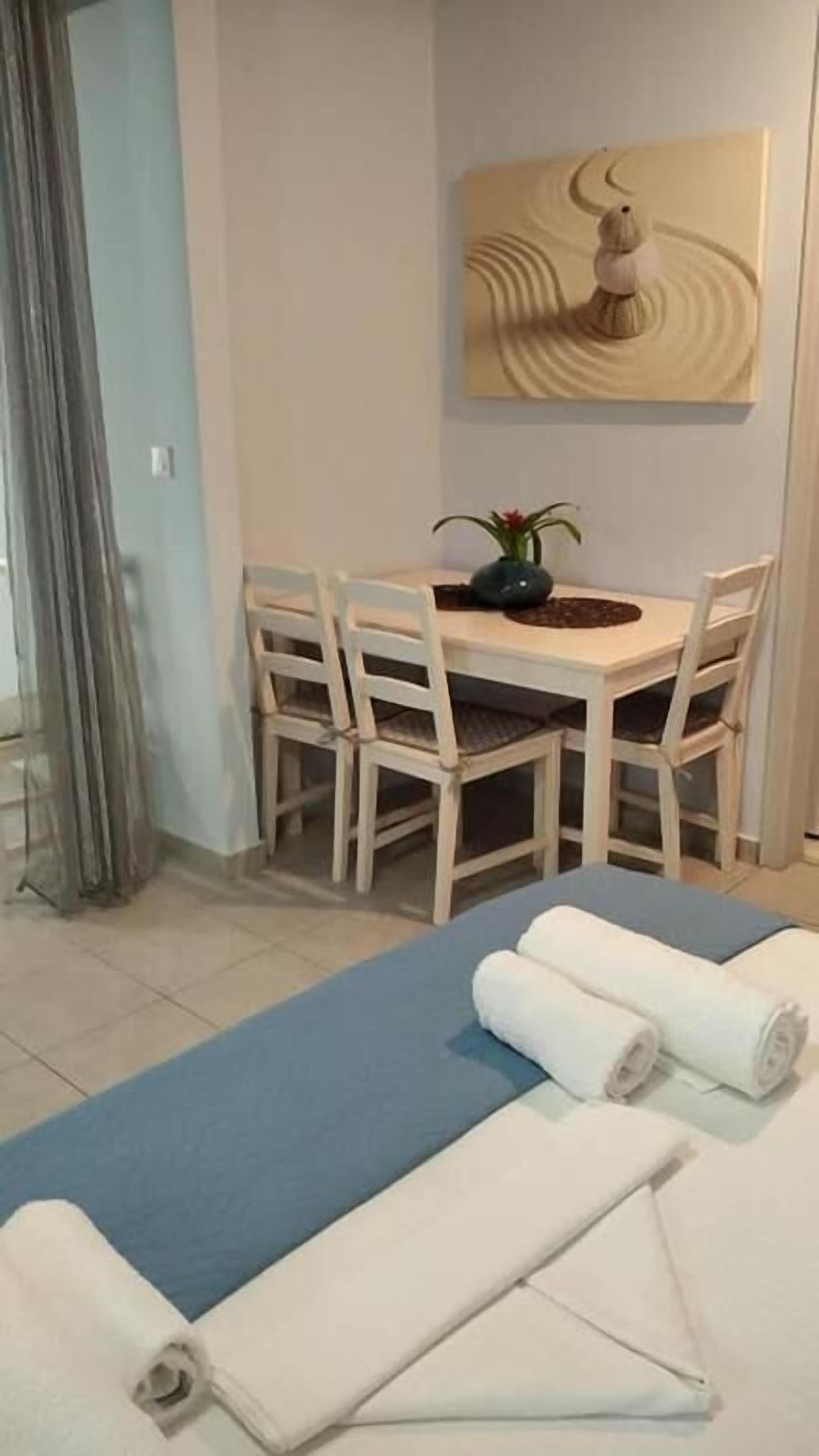 四人房, 阳台, 庭院景观 | 用餐