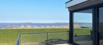 Modern, spacious vacation apartment with a picturesque view of Lake Tjeukesee