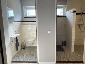 タオル、トイレットペーパー