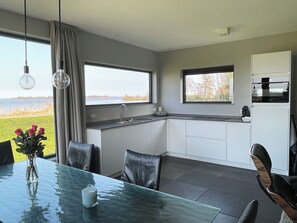 Een microgolfoven, een oven, een vaatwasser