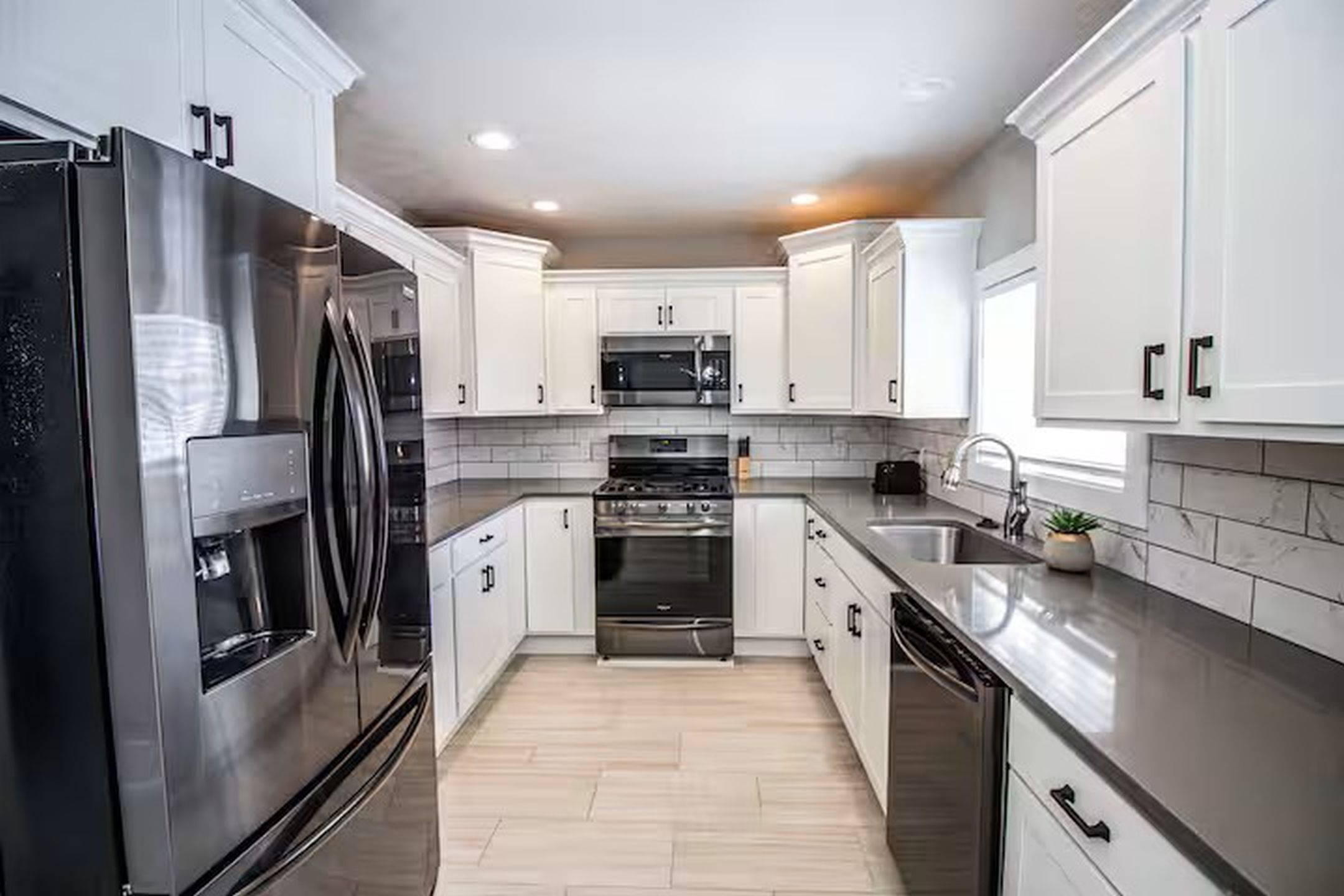 Frigorífico, microondas, horno y placa de cocina